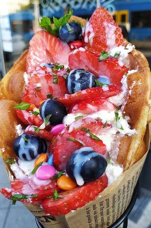 MooN Coffee & Waffle