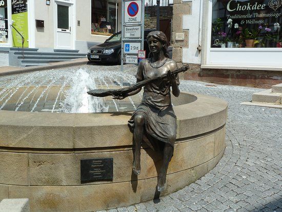 Statue "Broom Woman"
